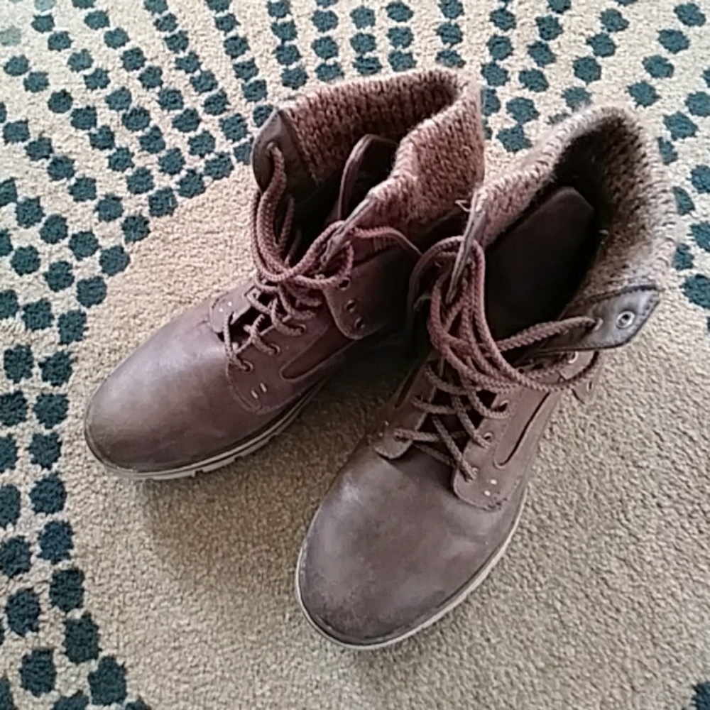 Boots made by Cliffs/White Mountain. Size 9M